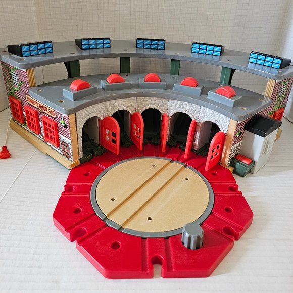 Thomas Wooden Train Set Roundhouse Roundabout Station Crovans Gate Shed w Sounds - Picture 2 of 14